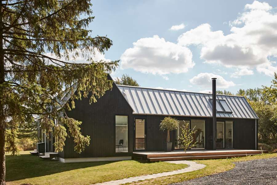 Arkitekttegnet delesommerhus beklædt med stålprofiler og træ, Skovsøvej 15, 4200 Slagelse